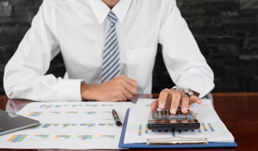 Contador e consultor tributário analisando gráficos e relatórios para direcionamento sucessório