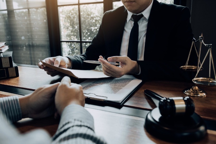 Consultor financeiro e planejador patrimonial em atendimento presencial a cliente sucessório