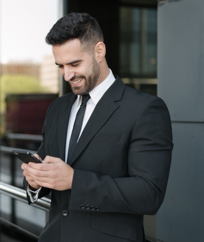 Profissional executivo de consultoria patrimonial sorrindo e confiante